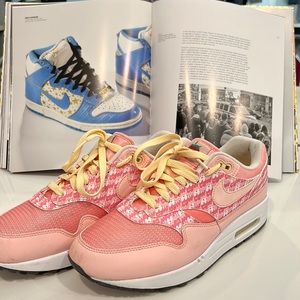 Nike Strawberry Lemonade